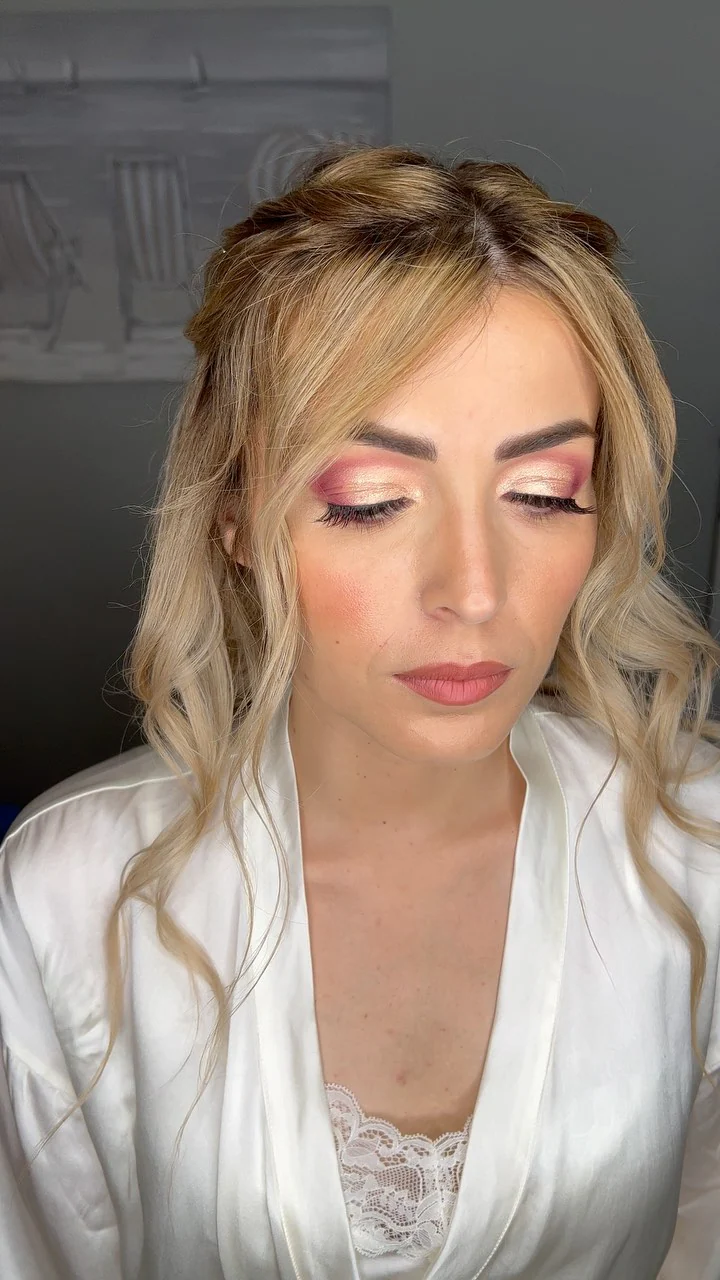 Trucco sposa luminoso nei toni rosa e oro