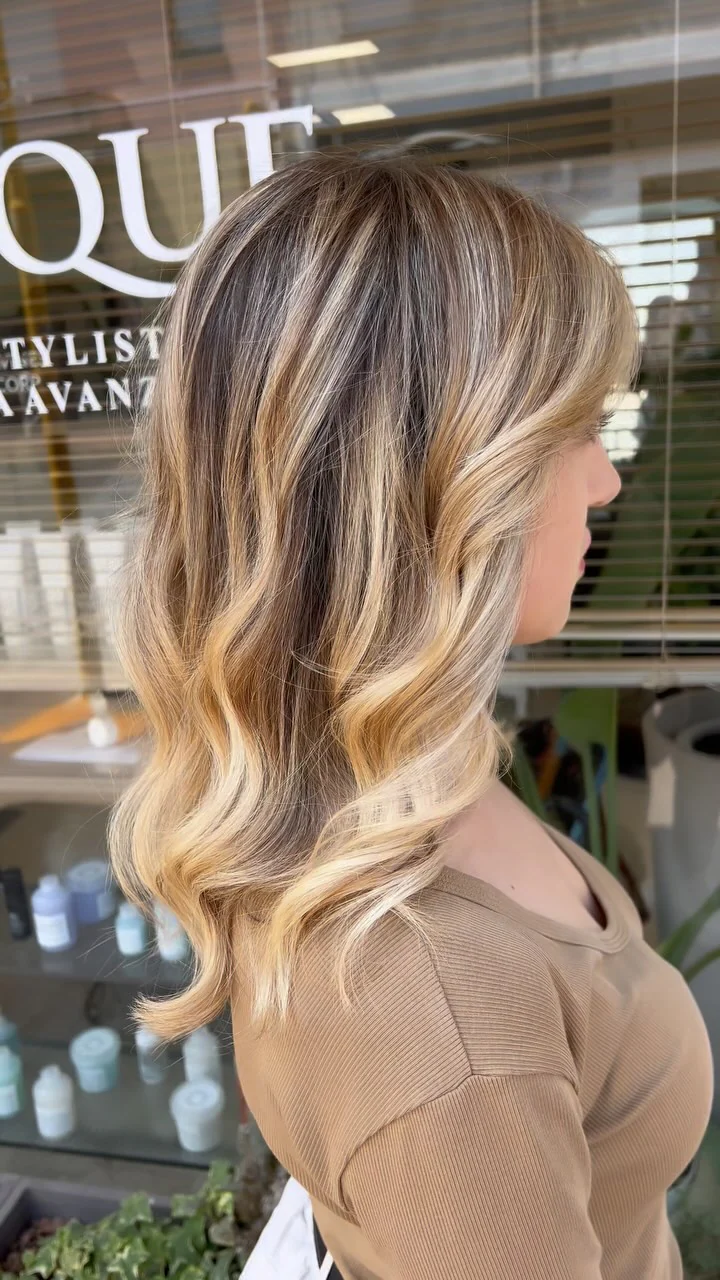 Balayage beige su capelli lunghi con piega a onde