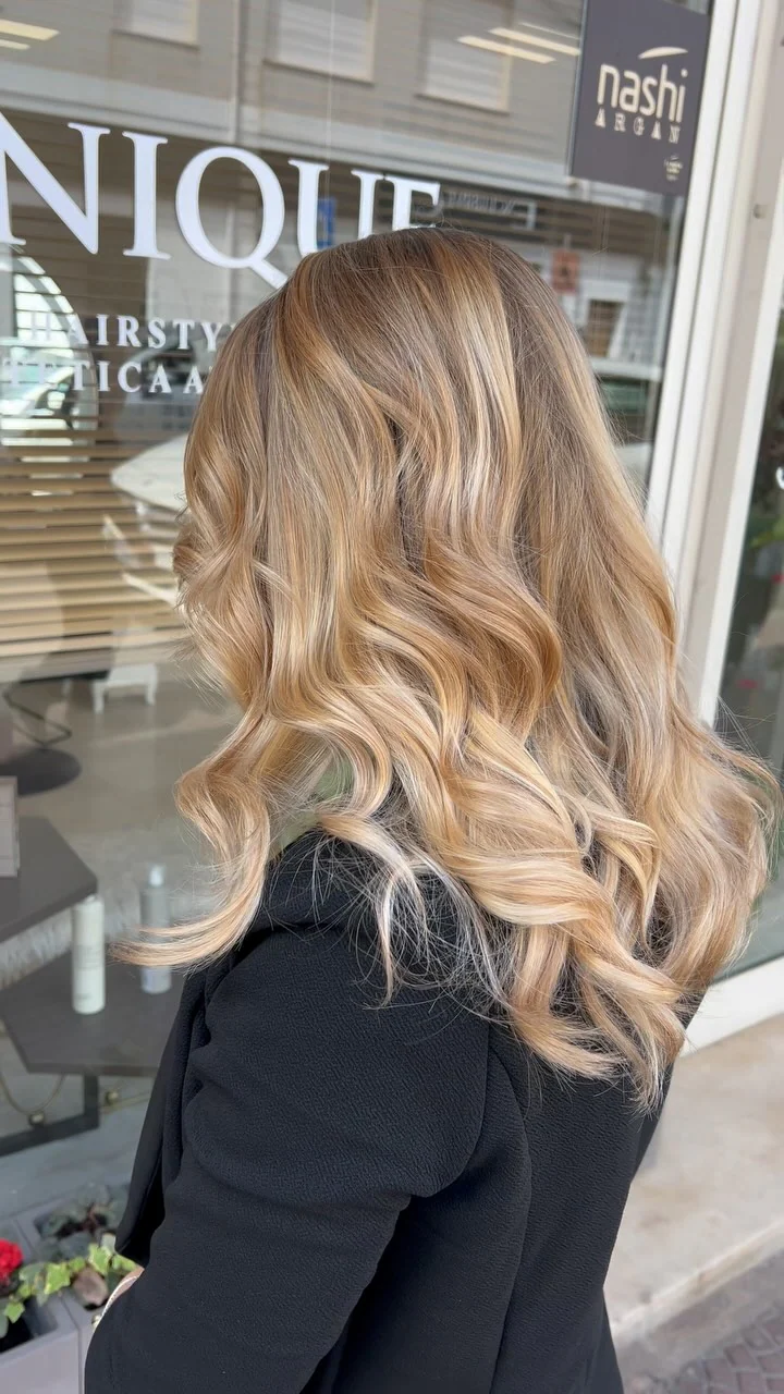 Sfumature biondo vaniglia su capelli lunghi