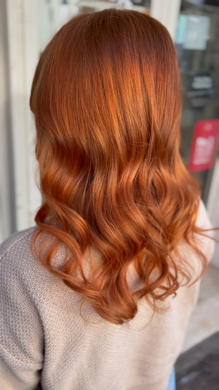 Colorazione ramata con styling mosso realizzata da Unique