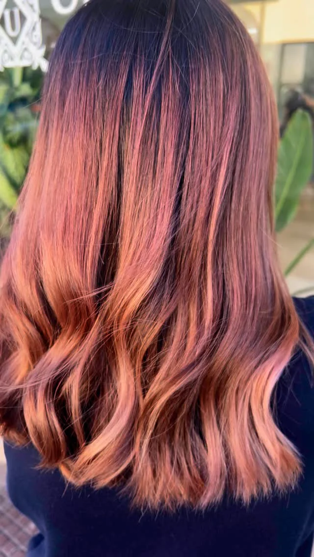 Capelli mossi con colorazione moka e riflessi rosa