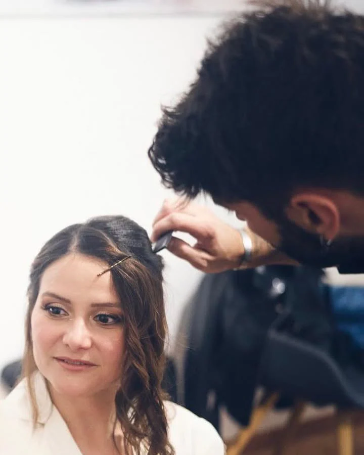 Hairstylist Unique al lavoro su un’acconciatura